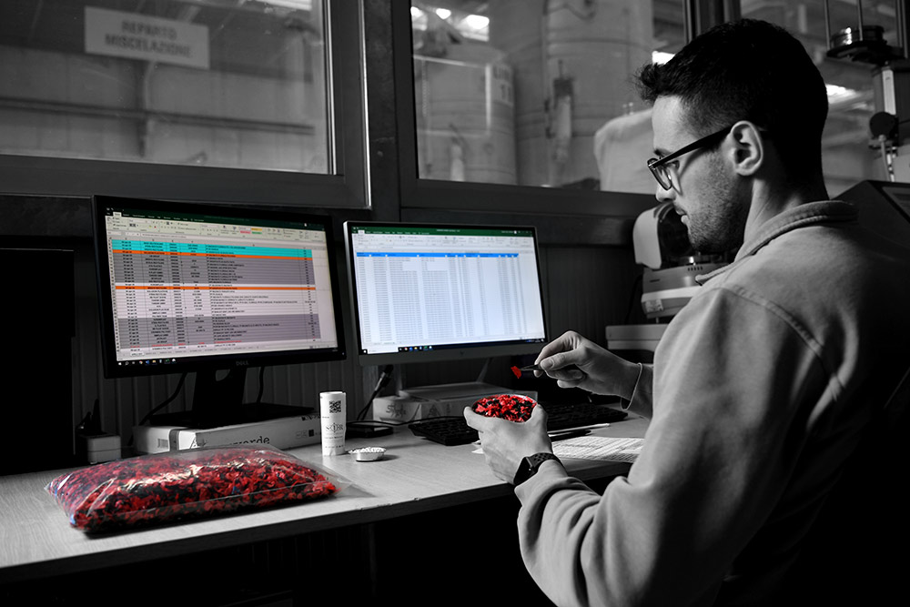 Tecnico del reparto Ricerca & Sviluppo di SIR che esaminano un campione di plastic compound