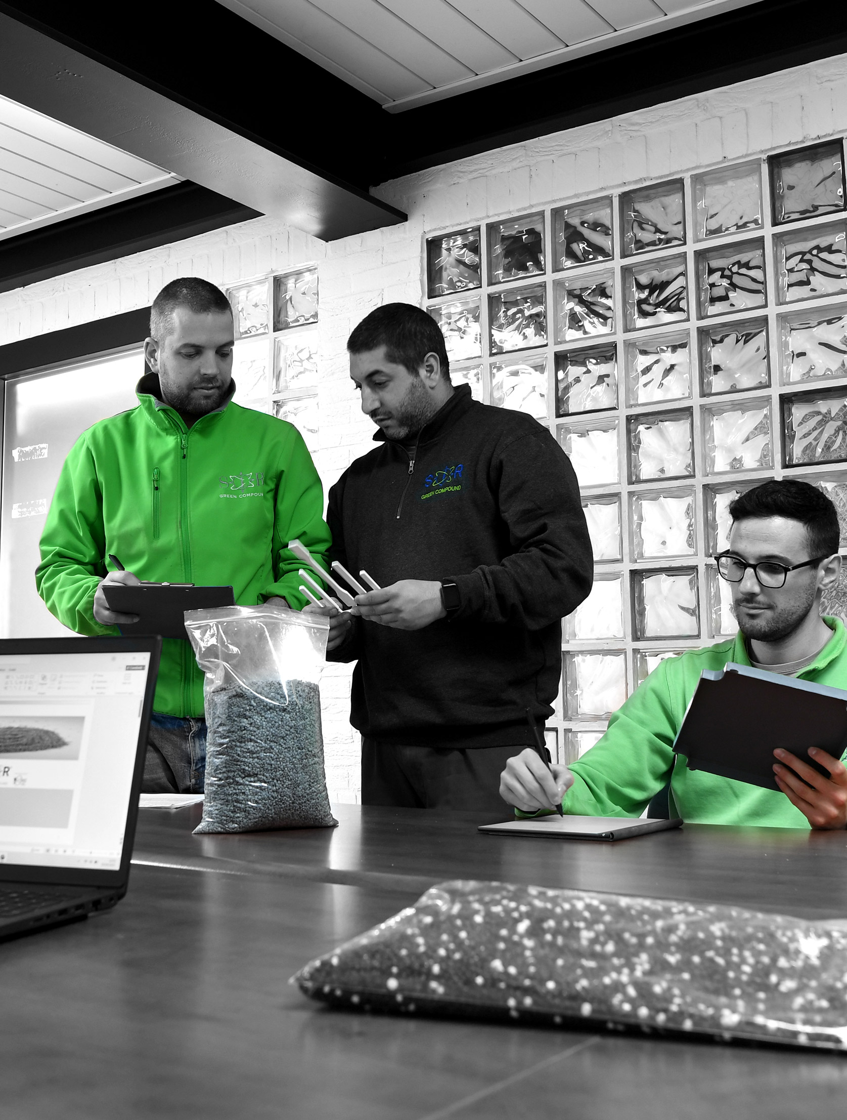 Tecnici del reparto Ricerca & Sviluppo di SIR che esaminano un campione di plastica per il controllo qualità Tecnici del reparto Ricerca & Sviluppo di SIR che esaminano un campione di plastica per il controllo qualità